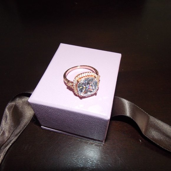 Rose Gold (plated) Ring with Cushion Cut Crystals - Picture 3 of 8